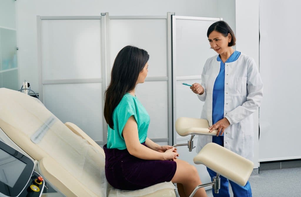 Jeune femme lors d’un rendez-vous avec son gynécologue