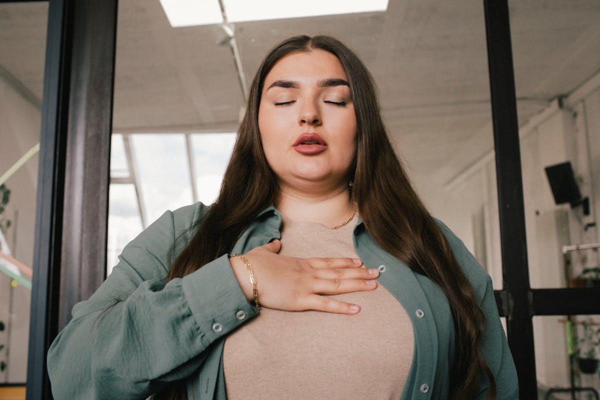 Anxiété prémenstruelle : est-ce un phénomène courant ? 
                Est-il normal d'avoir de l'anxiété juste avant ses règles ?