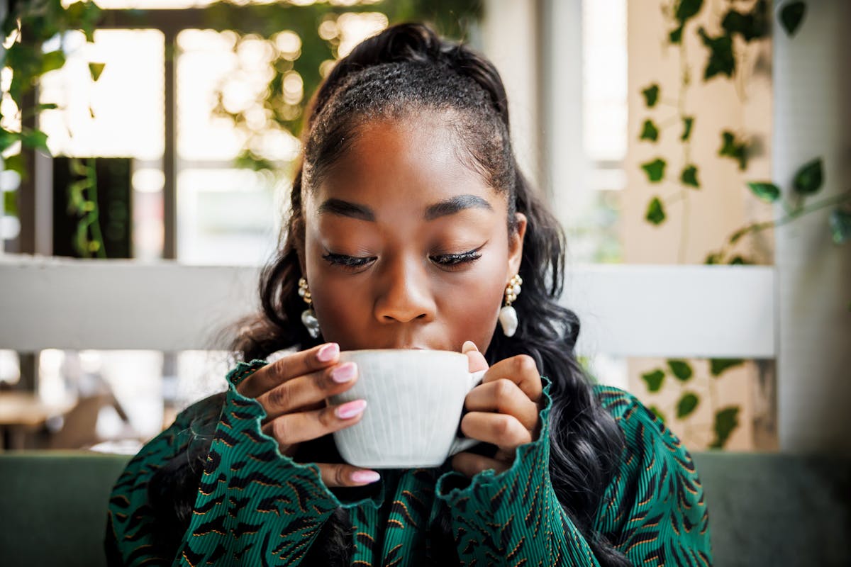 Quelle est la dernière heure pour boire un café sans 
                Café et sommeil : jusqu'à quand peut-on boire un café avant de s'endormir ?