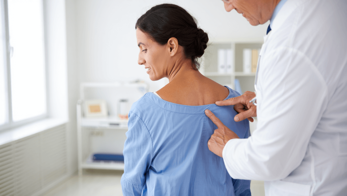 Bosse de bison : d'où vient cette déformation ? Comment la corriger ?