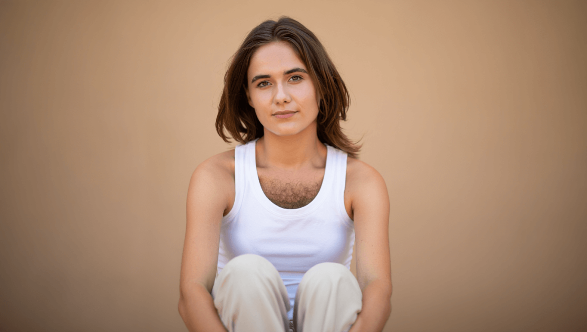 Oui, il est normal d'avoir des poils sur les seins (et voici pourquoi)