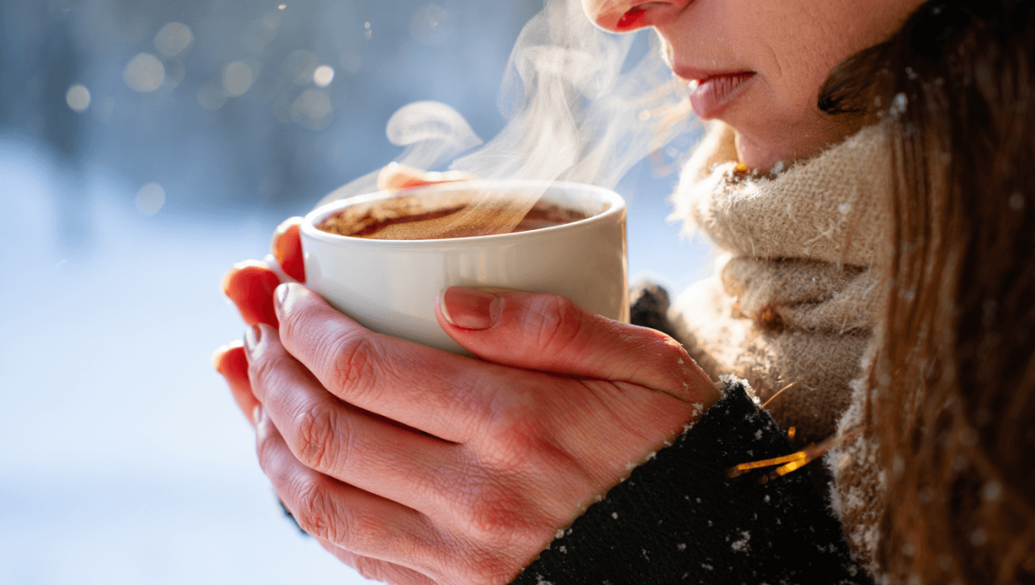 Boire chaud pour se réchauffer, ça marche ?