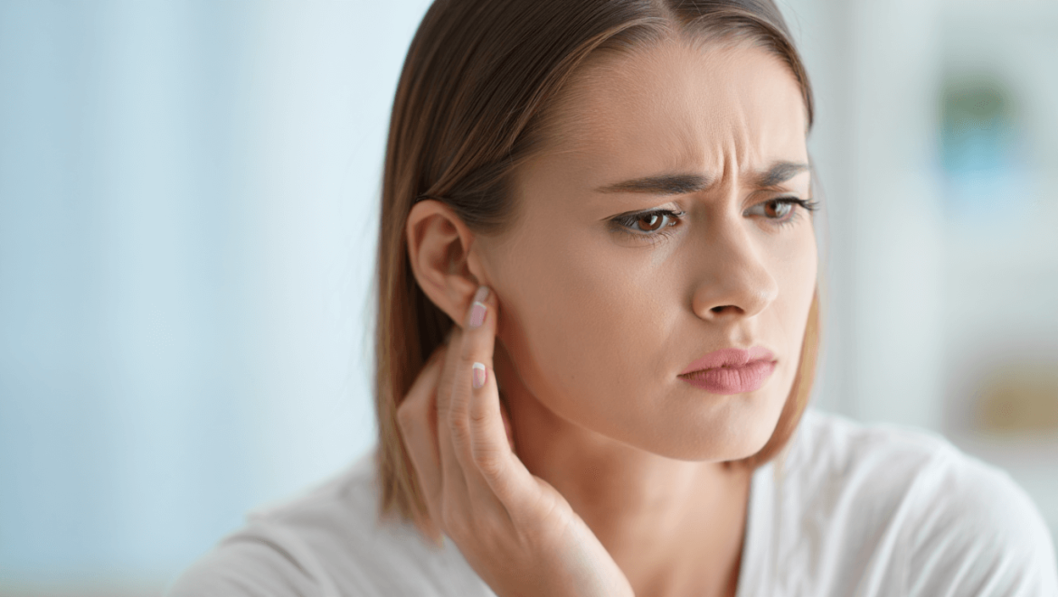 Petite boule sous l'oreille : est-ce grave ? Quand consulter ?