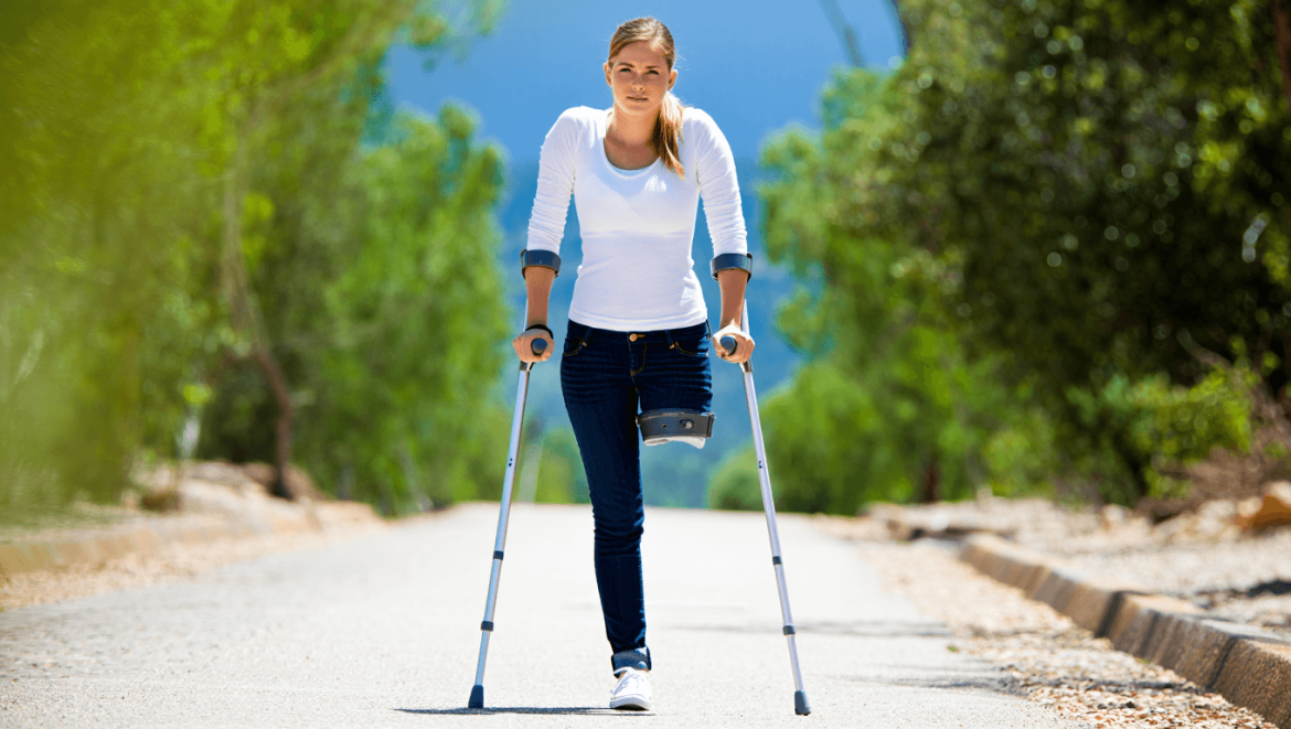 Comment marcher avec des béquilles ? Les bons gestes à adopter