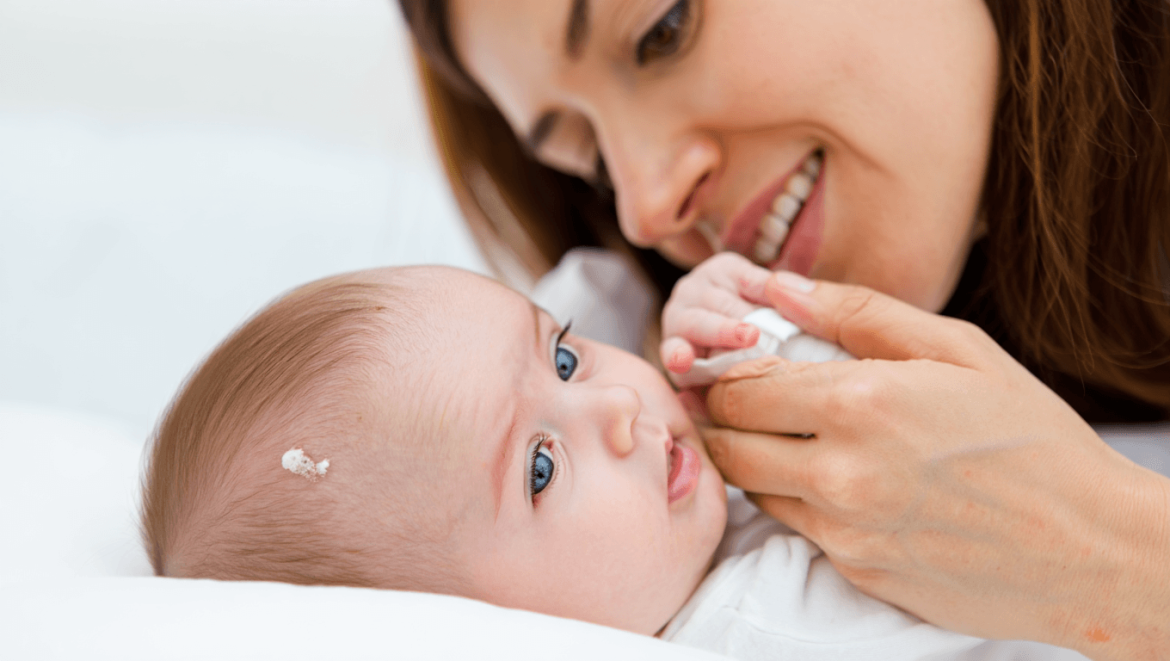Croûtes de lait du bébé : que faire pour les traiter efficacement ?