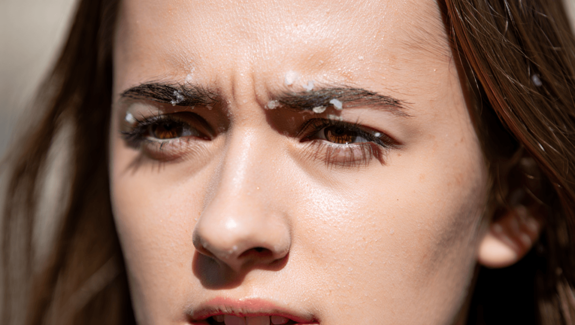 Pourquoi des pellicules apparaissent-elles sur vos sourcils ?