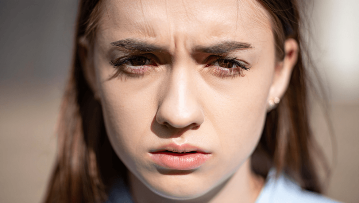 Pourquoi mes sourcils tombent ? Les causes les plus fréquentes