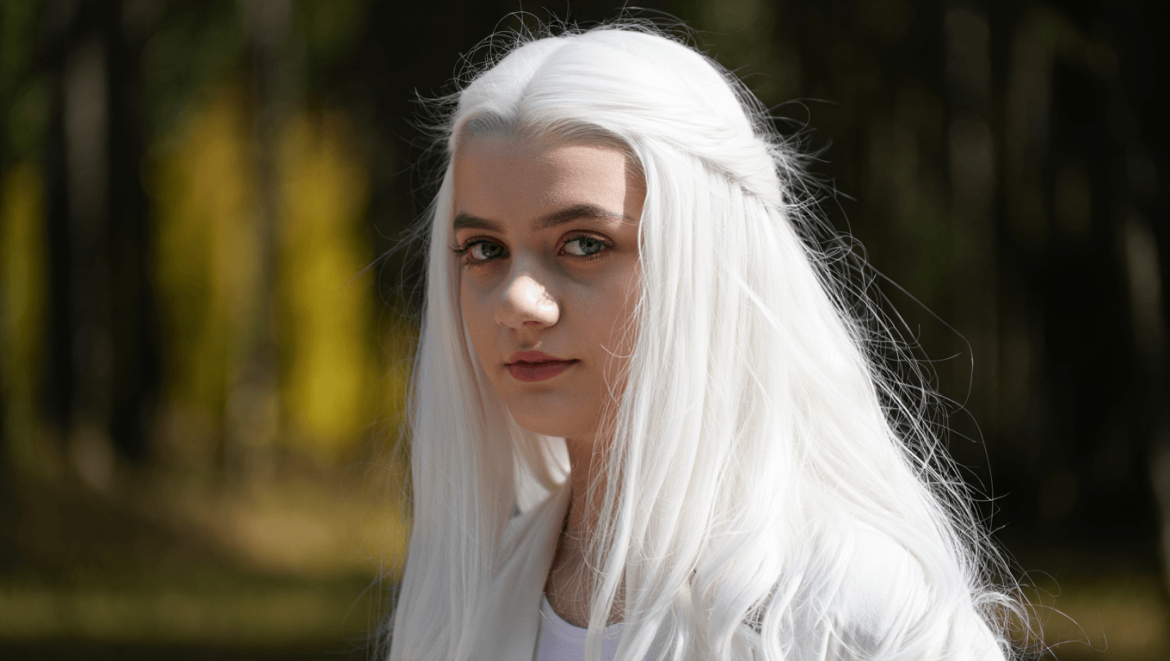 D'où viennent les cheveux blancs ? Et comment en prendre soin ?