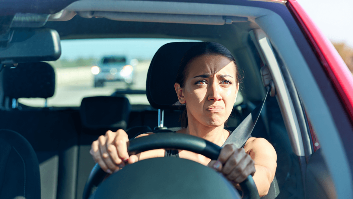 Attaque de panique en voiture : symptômes, causes et solutions pour reprendre le contrôle