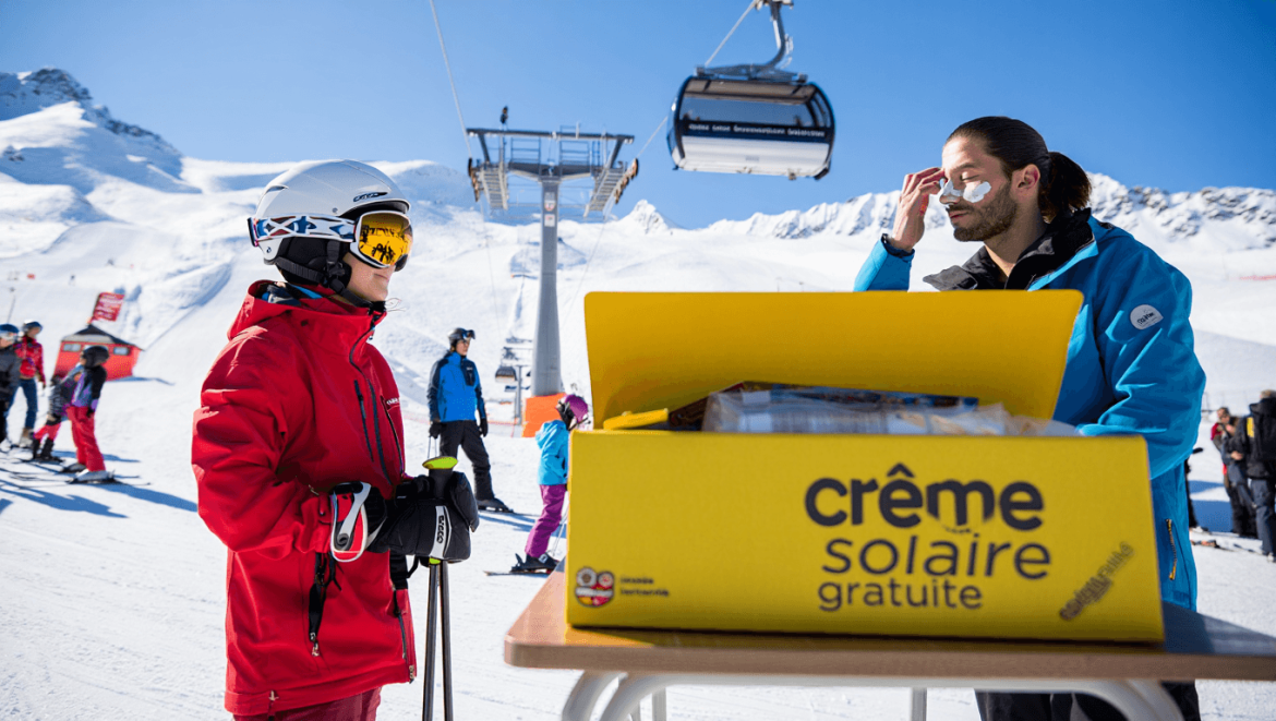 Huit stations de ski
françaises proposent de la crème solaire gratuite pour prévenir les
cancers de la peau