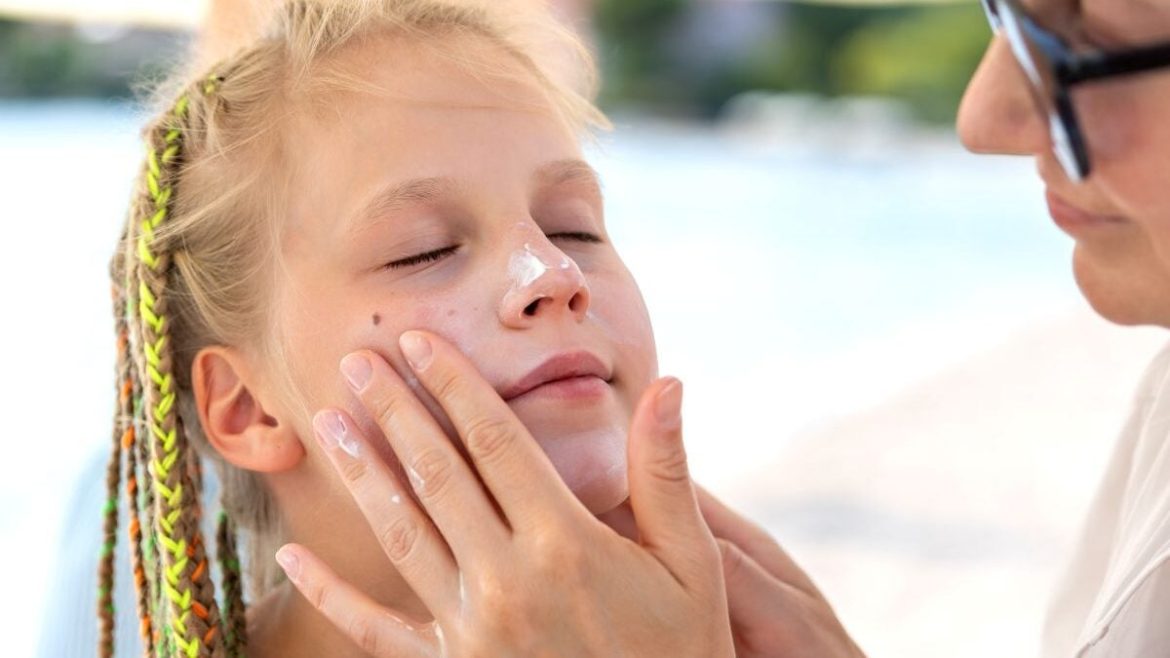 31 000 avis de parents passés
au crible : cette crème solaire SPF50+ arrive largement en tête
pour les enfants