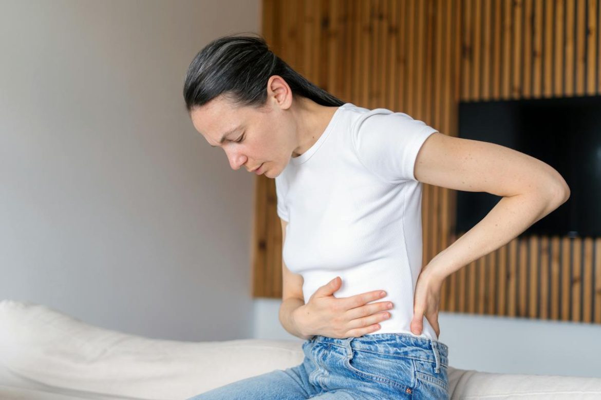 Ventre gonflé et mal de dos : quel lien ? Comment se soulager ?